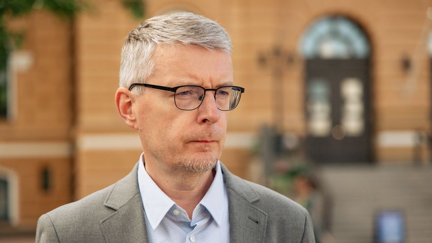Lähikuva Tomi Voutilainen, julkisoikeuden professori ja Itä-Suomen yliopiston dosentti Oulun kaupungintalon edustalla.