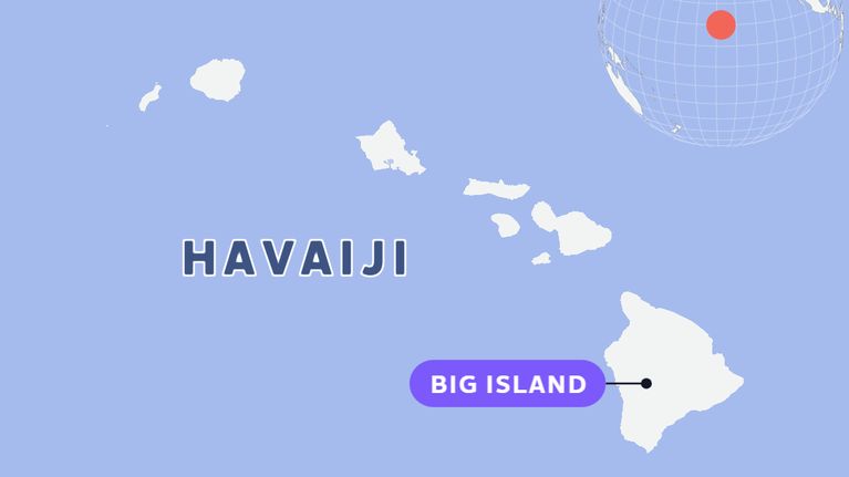 Karttakuva Havaijista, jossa Big Island on korostettu violetilla ja yläkulmassa maapallon sijaintikartta. Kuvassa tekstiä.