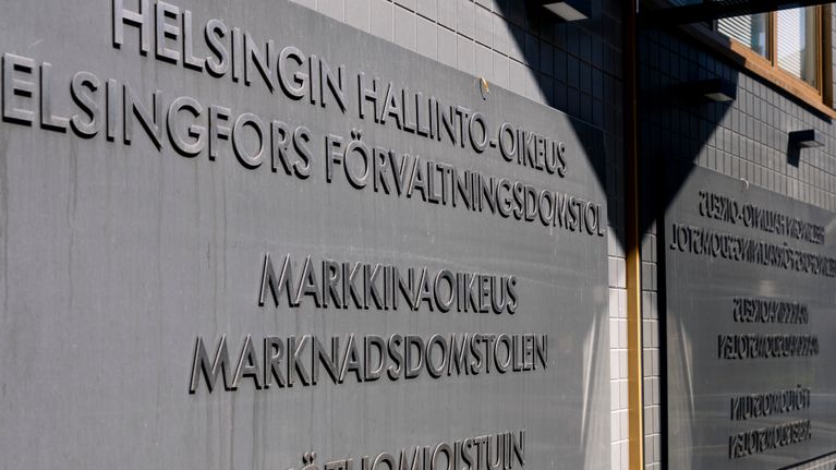 Rakennuksen ulkoseinällä on kyltit, joissa lukee "Helsingin hallinto-oikeus", "Markkinaoikeus" ja "Työtuomioistuin".