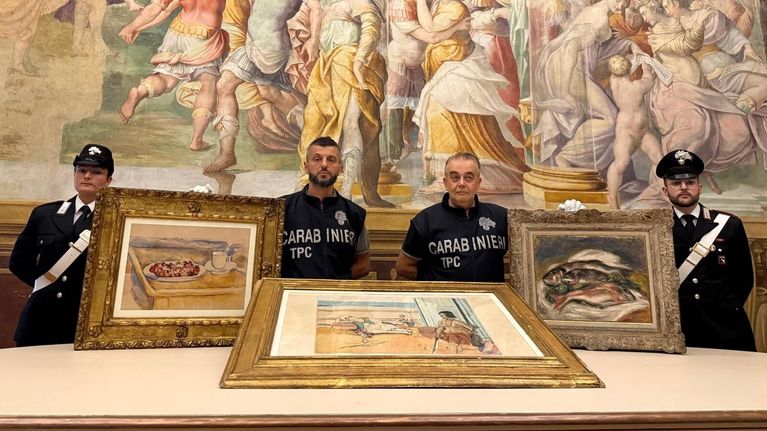 Neljän poliisin ryhmä seisoo taideteosten edessä, taustalla suuri seinämaalaus. Paul Cézannen (vas.), Pierre-Auguste Renoirin (oik.) ja Henri Matissen työt oli varastettu 23. maaliskuuta Magnani Rocca -säätiön huvilasta Traversetolosta, läheltä Parmaa.