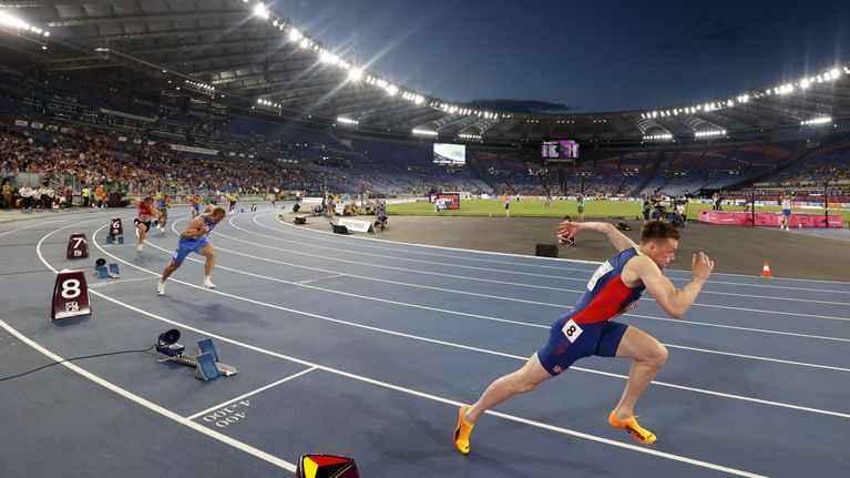 400 metrin aituri Karsten Warholm (etualalla) kilpaili harvalukuisen yleisön edessä Rooman EM-kisoissa 2024.