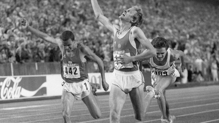 Itäsaksalainen Hagen Melzer tuuletti Stuttgartissa 3000 metrin esteiden EM-kultaa 1986.