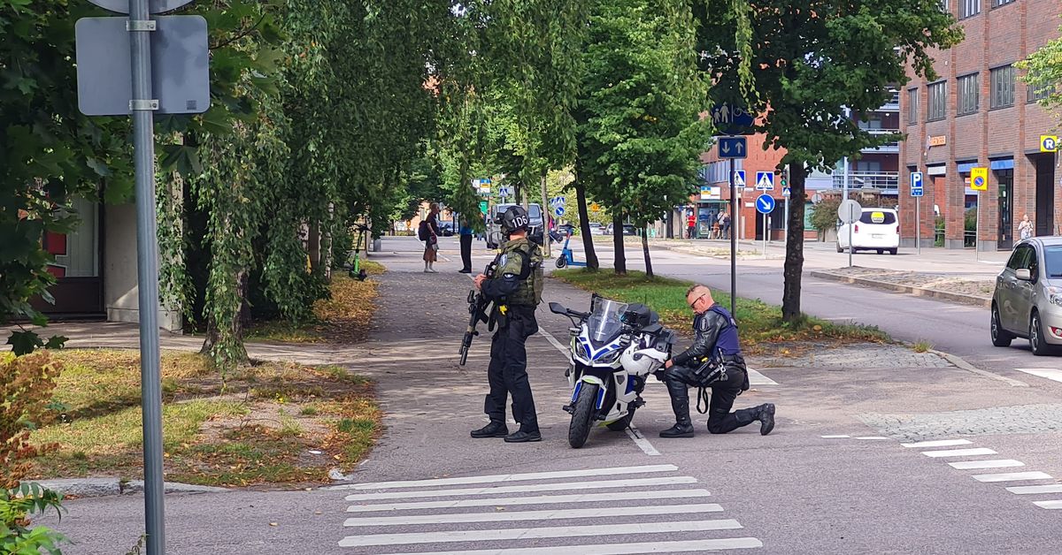 Poliisi­operaatio Helsingin Lassilassa ja Pohjois-Haagassa on päättynyt – aseistautuneita poliiseja näkyi kaduilla | Uusimaa
