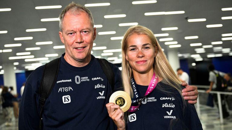 Jarmo Viskari ja Alisa Vainio Helsingin lentokentällä.