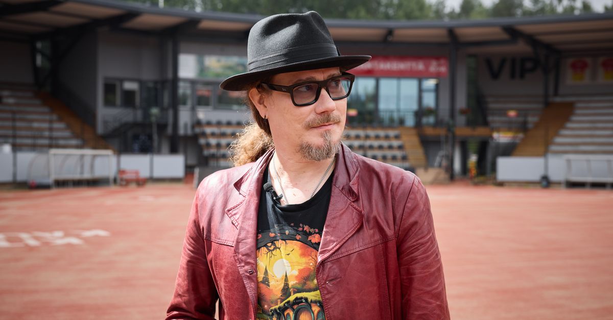 Nightwishin Tuomas Holopainen on tukenut Kiteen Palloa 20 vuotta – toivoo pesäpallo-otteluihin lisää rock'n'rollia | Urheilu