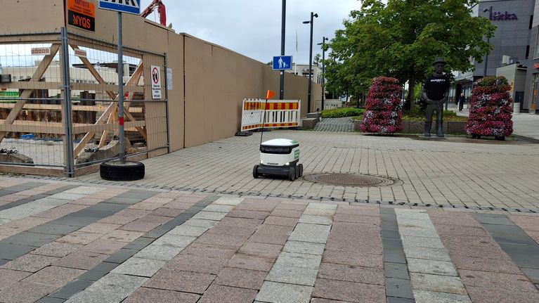 Robottikuljetus tienreunassa.