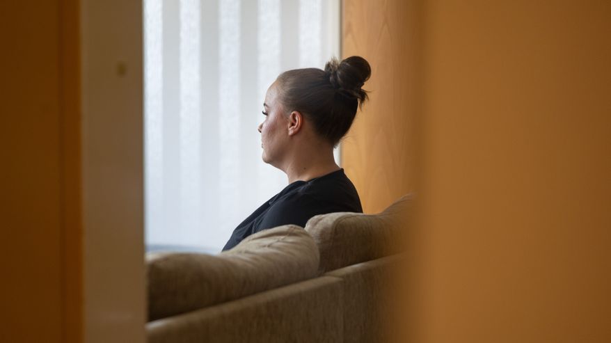 Sohvalla istuva Riina Kahari näkyy peilin kautta.