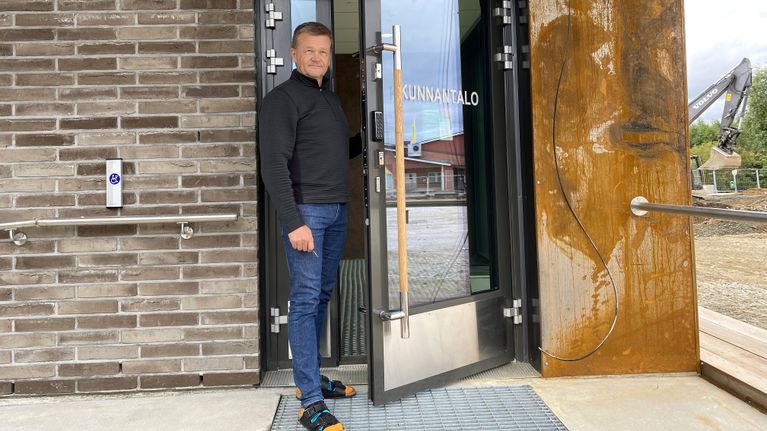Laihian kunnanjohtaja Jari Rantala uuden kunnantalon ovella.