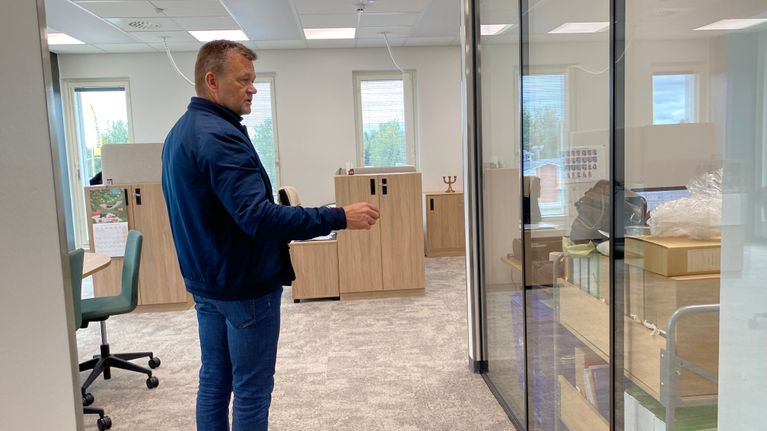 Laihian kunnanjohtaja Jari Rantala esittelemässä tiloja uudessa kunnantalossa.