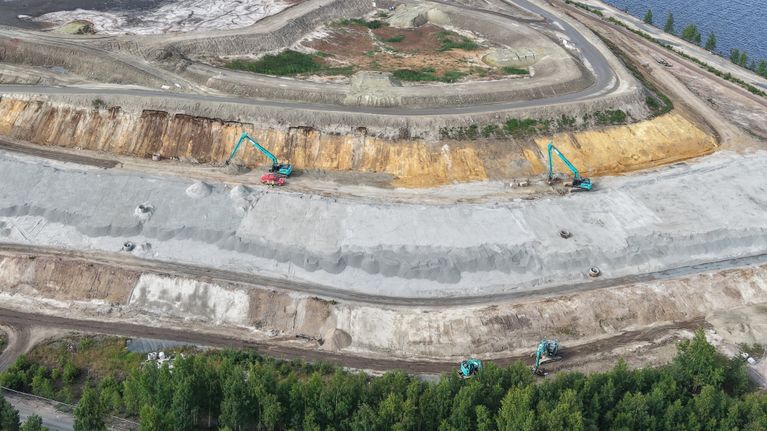 Boliden Kokkolan vaarallisen jätteen kaatopaikka, jossa kaivinkoneet tekevät sulkemistyötä.