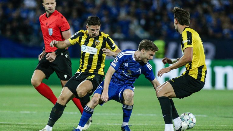 Sinisessa asussa pelaavaa Levskin Serginhoa varjostavat AEK:n Razvan Marin ja Kaan Kairinen (oik.) .