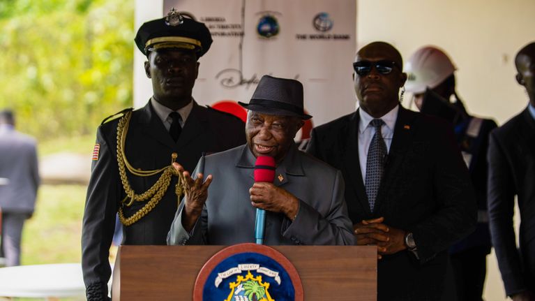 Liberian presidentti Joseph Boakai puhuu puhujakorokkeella.