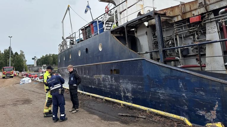 Poliiseja Nina-laivan edessä. Ninasta vuosi öljyä Saimaan Haukivedelle elokuussa 2026.