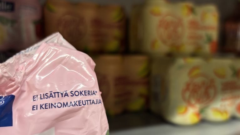 Kuva kaupan kivennäisvesistä tarkennettuna pakkauksen merkintään ei lisättyä sokeria ja ei keinomakeuttajia.