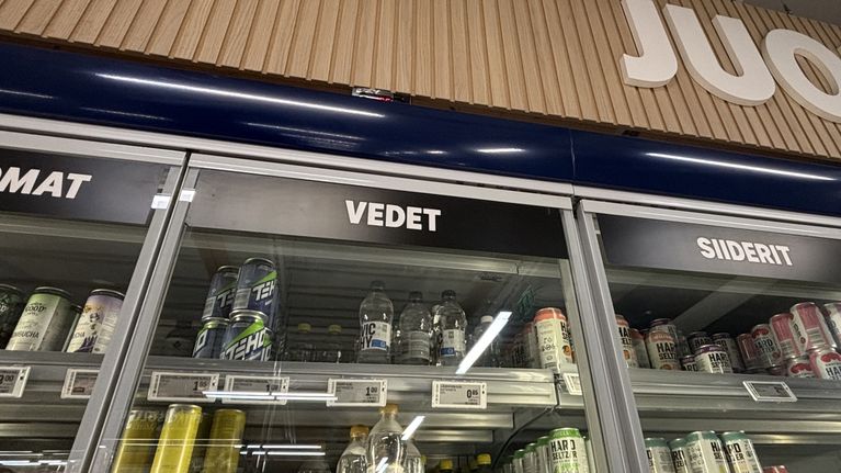 Kaupan juomien kylmähyllyllä on osio vesille.