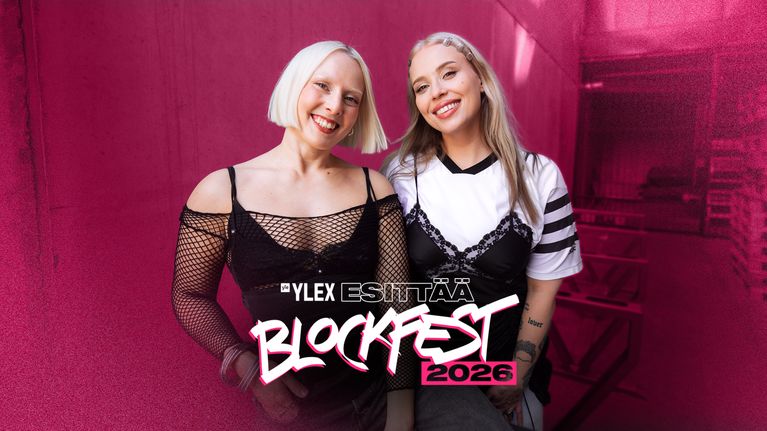 YleX:n Ella Ossi ja Katri Norrlin hymyilevät kuvassa. YleX esittää: Blockfest 2026 -grafiikka kuvassa mukana.