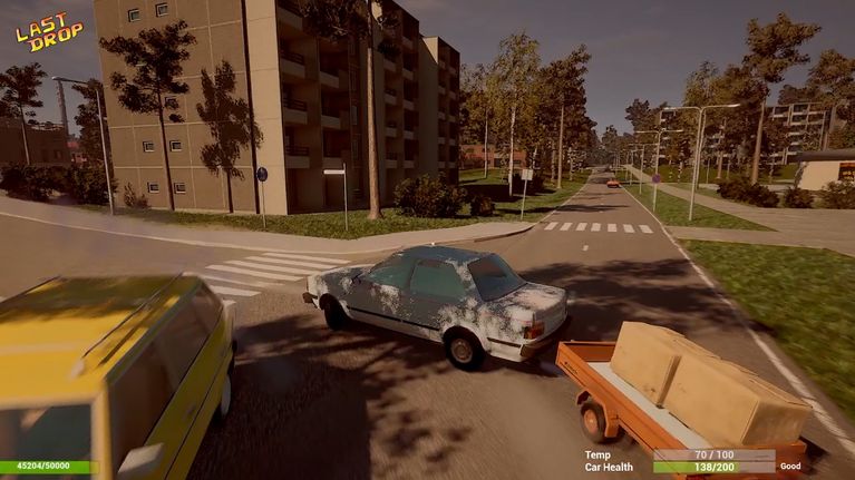 Screenshot pelistä: Kerrostalojen reunustama katu, keskellä henkilöauto kääntyy risteyksessä, alakulmassa pelivalikon tietoja.