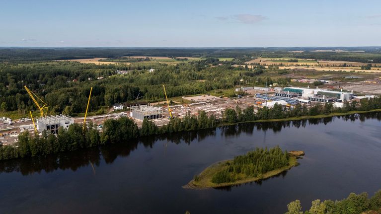 Atnorthin datakeskuksen työmaa-alue Kouvolan Ummeljoella.
