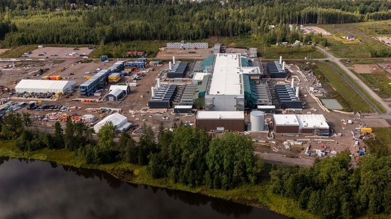 Atnorthin datakeskuksen työmaa-alue Kouvolan Ummeljoella.