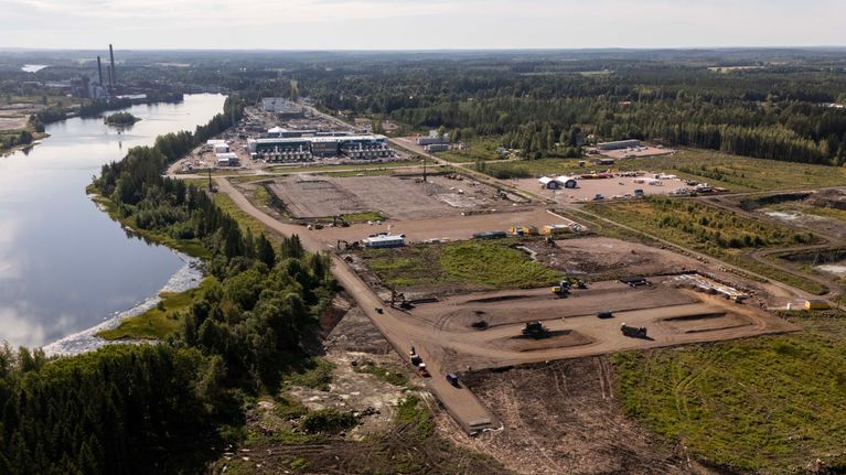Atnorthin datakeskuksen työmaa-alue Kouvolan Ummeljoella.