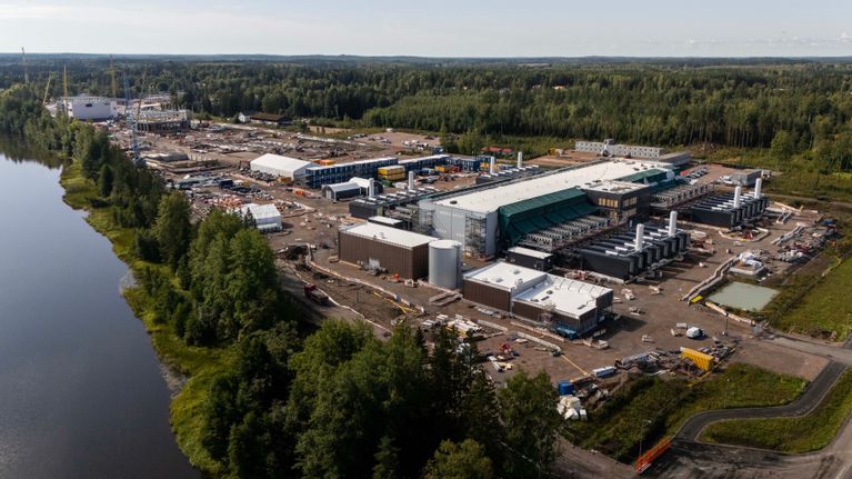 Atnorthin datakeskuksen työmaa-alue Kouvolan Ummeljoella.