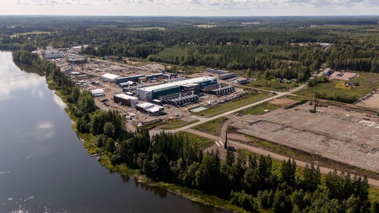 Atnorthin datakeskuksen työmaa-alue Kouvolan Ummeljoella.
