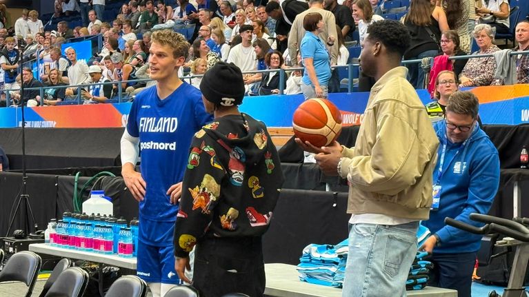 Koripallonpelaaja Lauri Markkanen tervehtimässä NBA-seuransa Utah Jazzin pelaajia maaottelun tauolla.