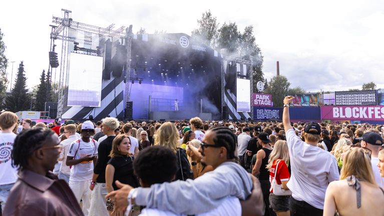 Blockfest-festivaalilla juhlivaa yleisöä, taustalla artisti lavalla.