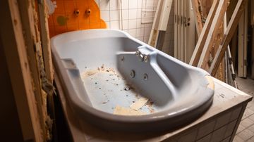 Vanhan, käytöstä poistetun hoito-osastorakennuksen kylpyhuone. Kuvassa kylpyamme ja sekalaista rakennustavaraa.