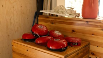 Kasaan kerätyt palovaroittimet Ylisen entisen kuntoutuskeskuksen osastorakennuksessa.