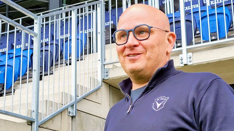 Tomi Kaismo katsoo tyytyväisenä pukuhuonekäytävästä uuden stadionin kentälle.