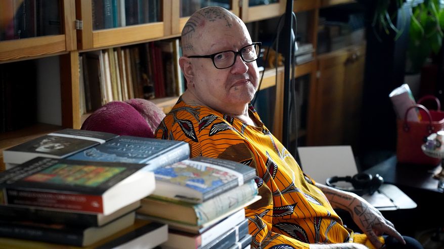 Nalle Virolainen kotonaan Itä-Pasilassa.