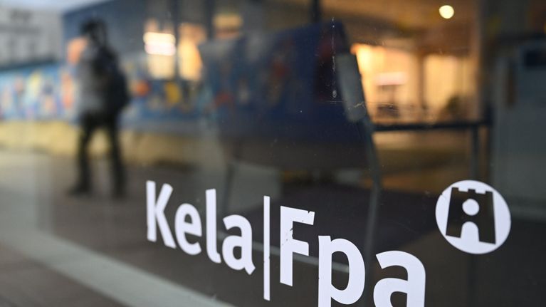 Kela-konttorin ikkunasta heijastuu ohikulkija.