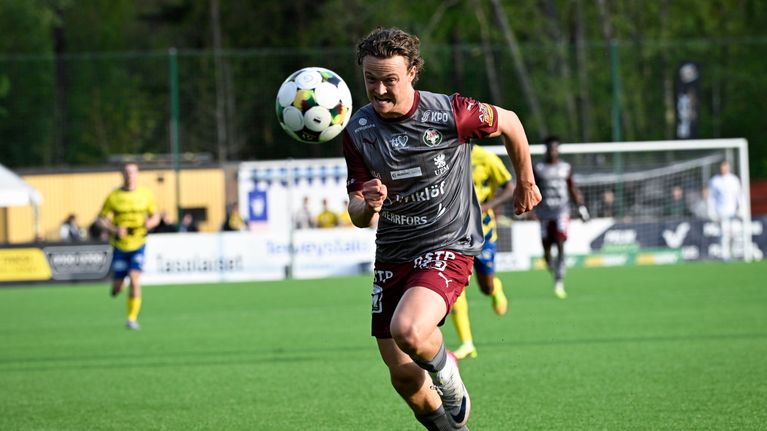 Jaron Herman Sjögrell pelaamassa jalkapallon Veikkausliigan ottelussa.