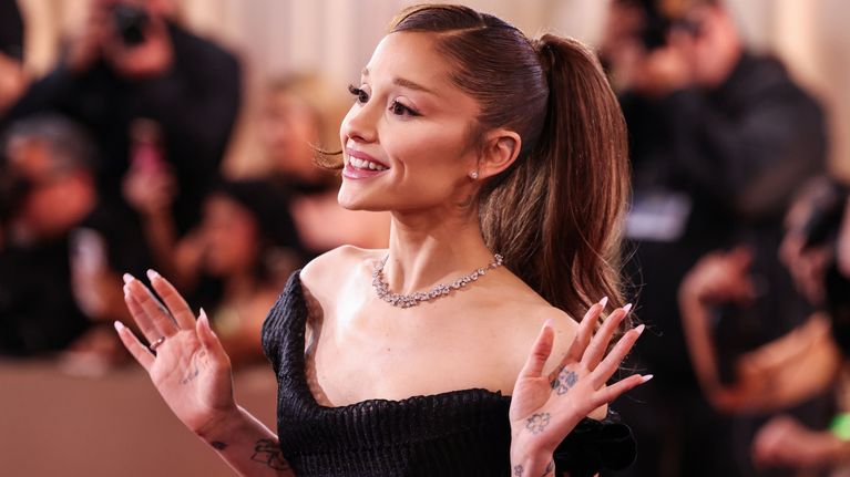 Ariana Grande vilkuttaa.