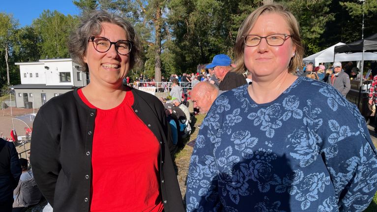 Anu Lehtonen ja Anne Miesperä ovat pesäpallo-ottelussa.