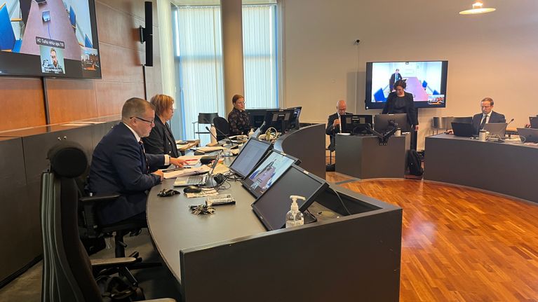 Tuomareita, syyttäjiä ja asianajajia istuu oikeussalissa. Icon-talousrikosasian oikeusistunto Pohjanmaan käräjäoikeudessa.