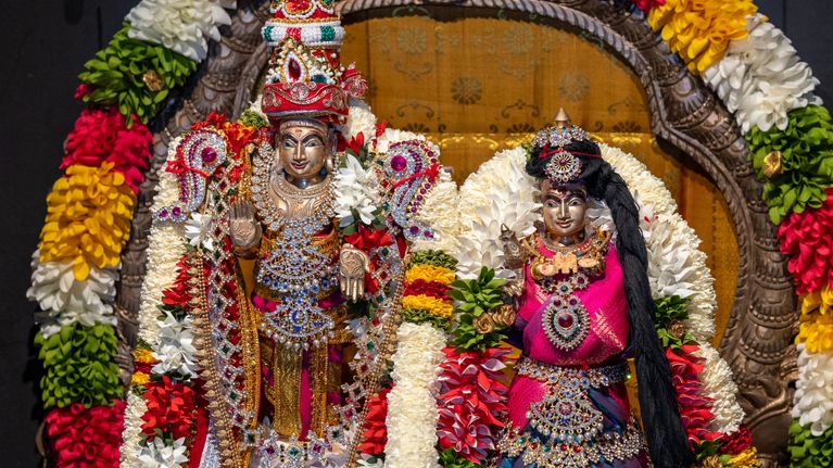 Värikkäästi ja koristeellisesti tehdyt alttarinuket, jotka edustavat Shiva jumalaa ja hänen Parvati vaimoaan.