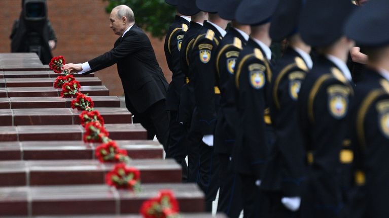 Venäjän presidentti Vladimir Putin laski seppeleen tuntemattoman sotilaan haudalle Moskovassa 22. heinäkuuta 2026.