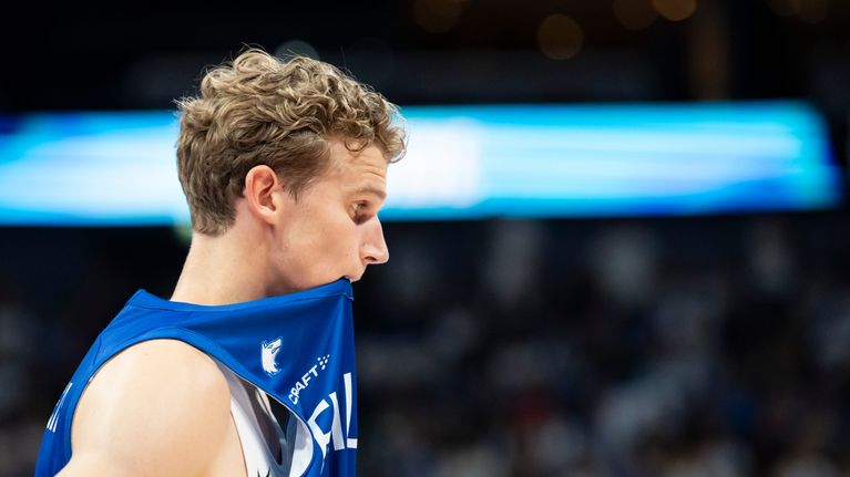 Lauri Markkanen pettyneenä Ruotsi-tappion jälkeen.
