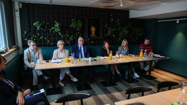 Europarlamentaarikkoja istumassa pitkän pöydän ääressä.