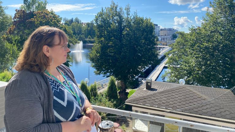 Spahotel Casinon hotellinjohtaja Niina Pulkkinen järvimaisemaan avautuvalla parvekkeella elokuussa 2026.