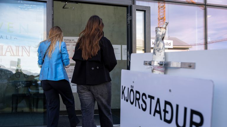 Kaksi naista astumassa äänestyspaikan sisään.