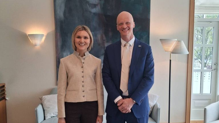 Suomen Islannin-suurlähettiläs Ville Cantell ja Islannin pääministeri Kristrún Frostadóttir toukokuussa 2026 Suomen suurlähetystössä Reykjavikissa.