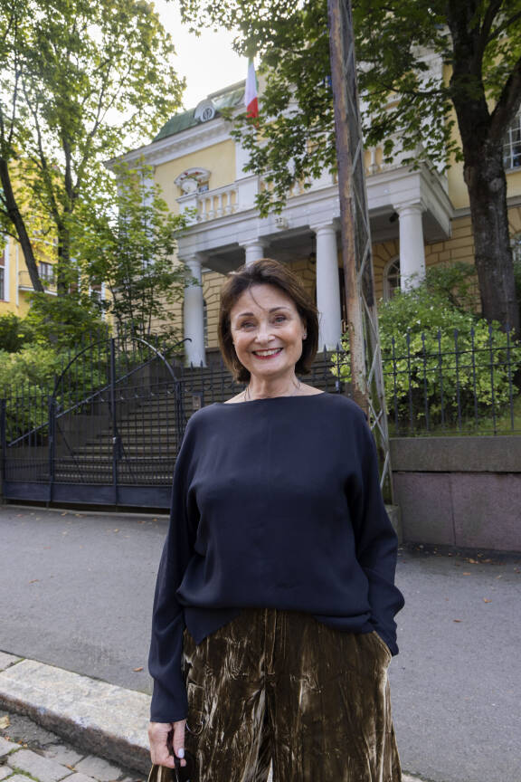 Sikke Sumari poseeraa kameralle ravintolansa edessä.