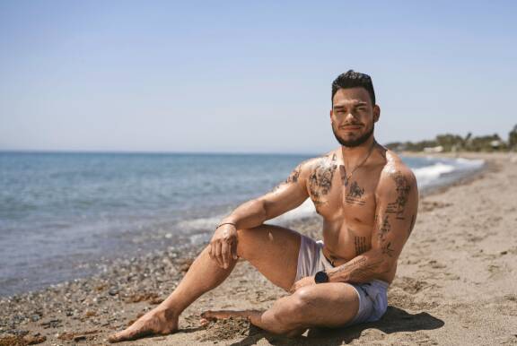 Temptation Island Suomi -ohjelman lehdistökuva. Kuvassa Carlos.