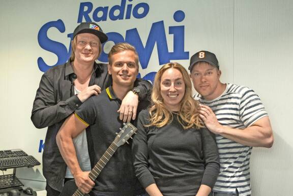 Koko kansan suosioon Juha Perälä nousi aikanaan Radio Suomipopin Aamulypsyssä, jossa hänen nopeat heittonsa ja puujalkavitsinsä tekivät hänestä yhden Suomen tunnetuimmista radioäänistä.