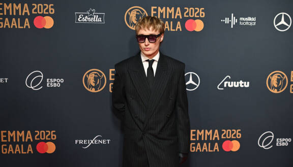 Isac Elliot poseerasi Seiskan toimittajalle Emma Gaala 2026.