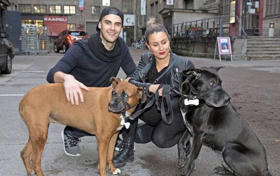 Alma Hätönen ja Jaakko Ohtonen koirien gaalatilaisuudessa vuonna 2017. Kuvassa koirat Sonja ja Shanti.