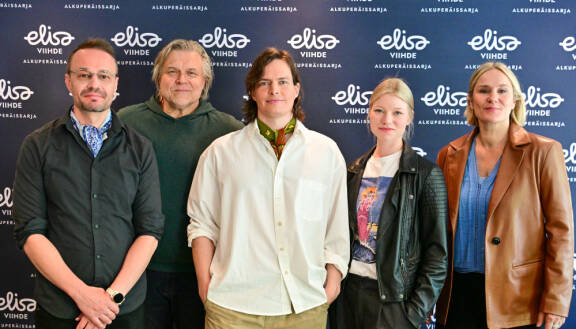 Räjähdyspiste -tvsarjan pressi. Kuvassa Hannu Kontturi, Petri Kotwica, Johannes Holopainen, Roosa Söderholm ja Laura Malmivaara.
